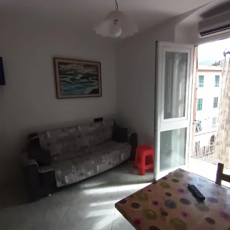 Casa Albarosa, 10 Min Walk Train Station, Free Parking. Apartment La Spezia