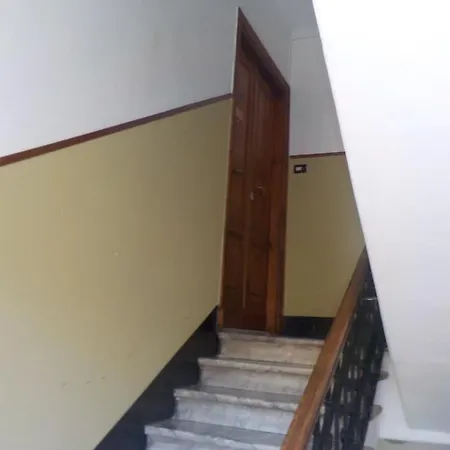 Apartment Casa Albarosa, 10 Min Walk Train Station, Free Parking.
